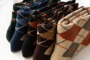 Detaillierte Nahaufnahme von Textur und klassischem Karo-Muster dicker Wollsocken.