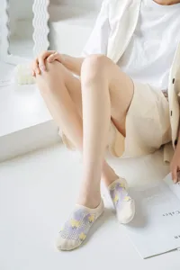 Detail view of cute mesh boat socks for women, summer thin anti-slip low cut socks.