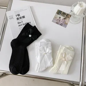 Chaussettes mi-hautes Lolita mignonnes pour femmes avec nœuds élégants et perles pour un style charmant.