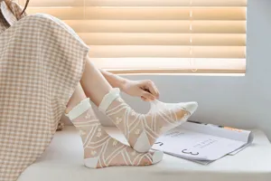 Transparente weiße Blumen Kristall Socken Detail, ultra-dünne Damensocken Sommer Stil.