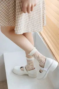 Transparente weiße Blumen-Kristallsocken, ultra-dünne Sommer-Mittelsocken mit Rüschendetail.