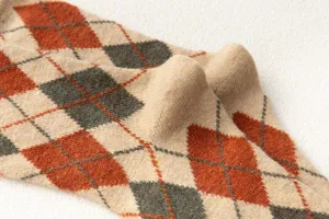 Nahaufnahme von Damen Argyle Wollemischung Wadensocken im Retro Winter dicken Strick.