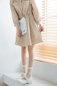 Weisse transparente Damen Socken mit Blumenmuster und Rüschen, stylische Feinstrümpfe.