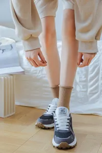 Chaussettes femme en tricot confortables avec bord roulé élégant pour le printemps et quotidien.