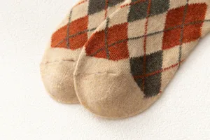 Nahaufnahme Detail von Vintage Argyle Wolle dicken Socken, retro britischen Stil Strick.