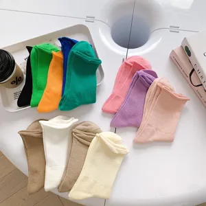 Chaussettes femme a bord roule couleur bonbon chaussettes mi-hautes vue de detail.