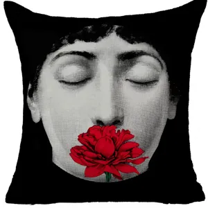 Federa per cuscino in lino stampata con arte vintage e viso classico con un fiore rosso.