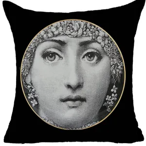 Fodera per cuscino decorativa nera con stampa d'arte ritratto di donna retrò classica.