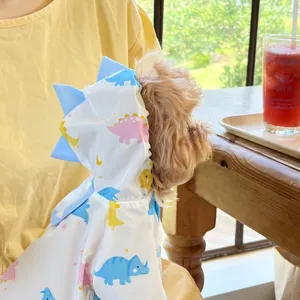 Détail de la jolie capuche dinosaure avec des épines bleues et des motifs colorés.