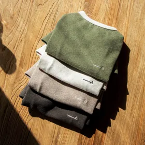 Vue détaillée de sweats pour animaux empilés aux coloris variés avec une jolie broderie.