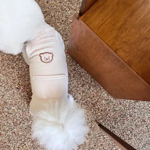 Λεπτομερής λήψη ζεστού χειμερινού γιλέκου fleece για μικρά σκυλιά με χαριτωμένο κέντημα αρκούδας.