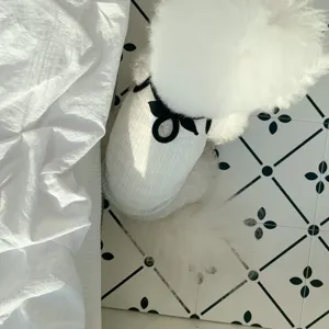 Hundeweste Sommer dünn gestrickt atmungsaktiv süße Schleife Haustierkleidung Detailansicht