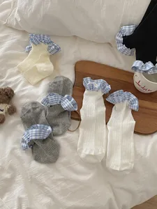 Chaussettes courtes femme été avec volants à carreau bleu et design en tissu confortable.