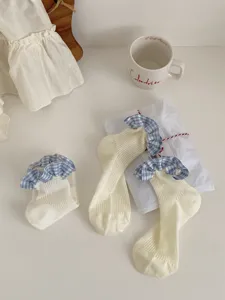 Chaussettes à volants et carreaux bleus, socquettes douces en coton pour le printemps.