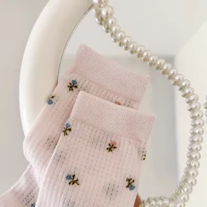 Detailaufnahme rosa Netzblumen-Socken, atmungsaktives Frühlings- und Sommer-Hohlmuster.