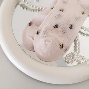 Detailansicht süßer rosa Socken mit Blumenmuster und Mesh, atmungsaktiv für den Sommer.