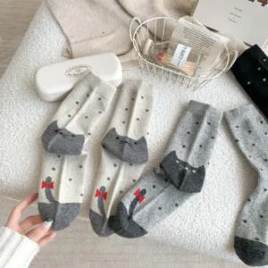 Chaussettes en laine vintage douillettes avec motifs de chat mignons et pois classiques pour hiver.
