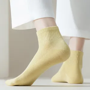 Einfarbige Mesh-Kurzsocken für Damen, atmungsaktive Baumwoll-Sommer-Knöchelsocken Präsentation.