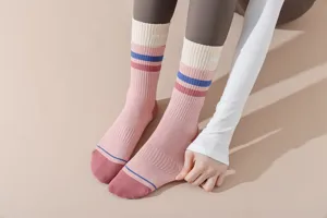 Nahaufnahme von rosa gestreiften Damenyogasocken mit Rippbündchen und rutschfestem Design.
