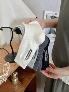Calzini medi in cotone da donna con ricamo di lettere carine, comodi per uso quotidiano.