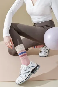 Bequeme Wadenlange gestreifte Sportsocken fuer Damen, ideal fuer Yoga, Fitness und Alltag.