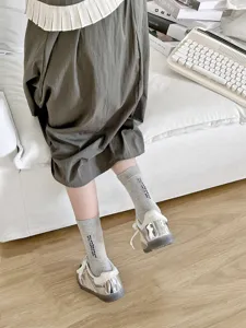 Comode calze a tubo medio in cotone grigio con elegante ricamo di lettere per uso quotidiano.