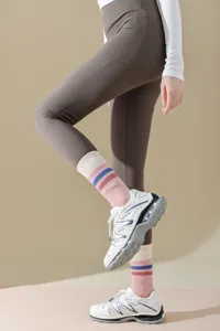 Damen Baumwoll Mid-Tube Yoga Sportsocken mit Streifenmuster, bequemer Fitness Fußschmuck.
