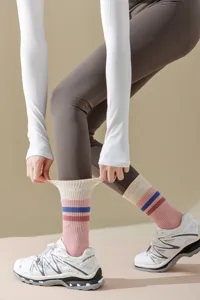 Damen Sport Yoga Socken mit stylischem Streifendesign, atmungsaktive Baumwolle für Fitness Training.