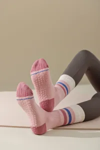 Antirutsch Yoga Socken Grip Details, rosa gestreifte Baumwollsocken fuer Fitness Sport.