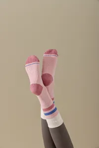 Professionelle rutschfeste Yoga-Socken mit Noppen und stilvollen Streifen für Fitness.