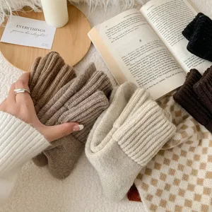 Detalle de calcetines de invierno de lana gruesa, puño acanalado acogedor, tejido muy cálido.