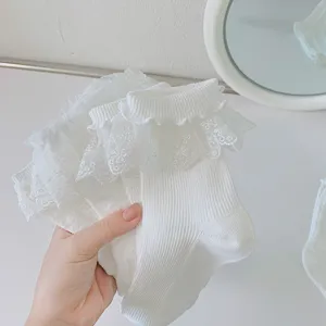 Vue détaillée de chaussettes lolita blanches en dentelle, jolies chaussettes fines d'été JK.