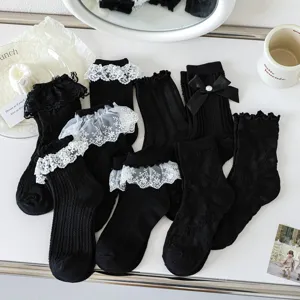 Chaussettes Lolita noires avec délicats volants en dentelle blanche, bas JK pour femmes.