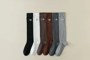 Chaussettes hautes côtelées pour femmes avec délicate broderie d'abeille, en six coloris.