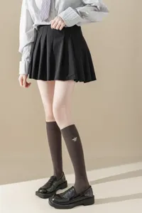 Chaussettes hautes tricotées pour femmes avec broderie d'abeille. Chaussettes longues côtelées.