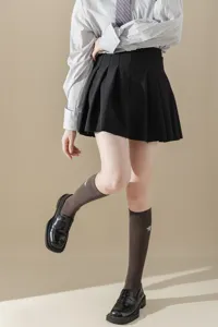 Chaussettes hautes côténées pour femmes avec broderie d'abeille, style rétro préppy.