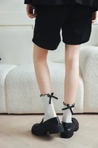 Jolies chaussettes blanches japonaises avec nœuds noirs et volants pour filles mignonnes.