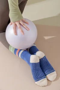 Detailansicht rutschfester Yogasocken mit Grip-Noppen und gestreiftem Design für das Workout.