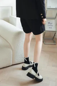 Chaussettes mi-hautes mignonnes à volants et nœud noir pour femmes, style japonais JK Lolita détail.