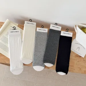 Einfarbige kurze Fußlos-Socken, atmungsaktive Baumwollstrümpfe in fünf klassischen Farben.