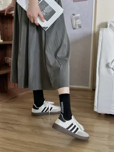 Vista dettagliata di calzini in cotone da donna con ricamo di lettere, stile casual.