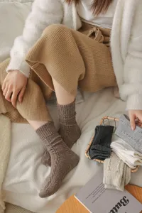 Women's cable knit wool socks, cozy winter mid-tube slouchy socks in retro solid color.