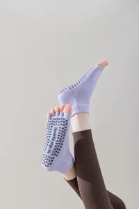 Non-slip yoga socks with open toe and five-toe design, perfect for pilates, fitness and workout.