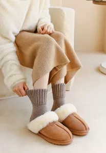 Conjunto de calcetines de punto de lana gruesa y zapatillas de felpa para mujeres