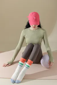 Detailansicht professioneller rutschfester Socken für Damen, bequeme Baumwoll-Fitnessbekleidung.