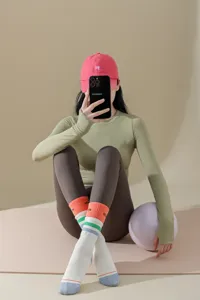 Professionelle rutschfeste mittelhohe Yogasocken für Damen Fitness und Sportkleidung.