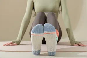 Professionelle rutschfeste Yogastruempfe mit Griffsohle, Wadenlange Fitnesssocken fuer Damen.