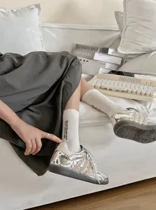 Calzini medi in cotone con ricamo di lettere e sneakers argentate metallizzate alla moda da donna.