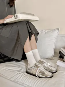 Comode calze da donna a tubino medio in cotone bianco, elegante stile quotidiano abbinato a sneaker.