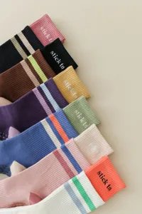 Rutschfeste Yogasocken für Damen, atmungsaktive Baumwoll Socken mit Streifendesign für Fitness.